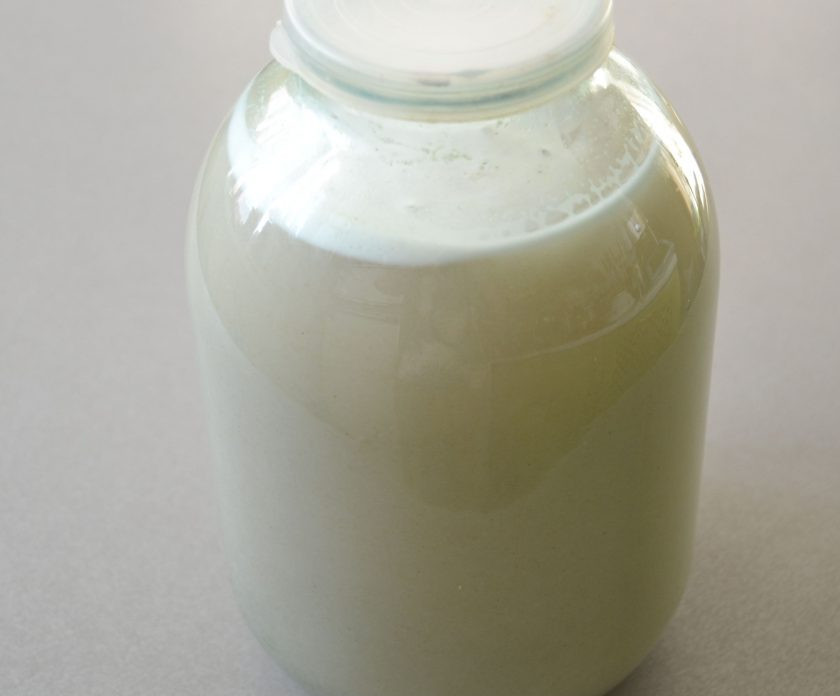 1. Этап. Деревенский квас: Влейте охлажденную до 36 градусов смесь воды и ржаной муки, не заполняйте банку полностью, оставьте в банке место для брожения.