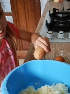 1. Этап. Бульбяники белорусские без начинки: Добавить 2 яйца