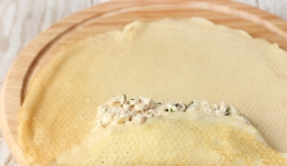 1. Этап. Блины конвертом: Накрываем меньшей стороной блина начинку.