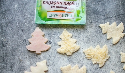 1. Этап. Горячие бутерброды Ёлочки: Соберите бутерброды. Хлеб - немного тертого сыра по серединке - ветчина - плавленый сыр - хлеб. Все немного придавить рукой для скрепления.