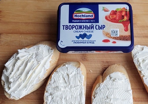 1. Этап. Брускетта с карамелизированными помидорами черри: Багет нарезать на кусочки, подсушить их в тостере и намазать творожным сыром.