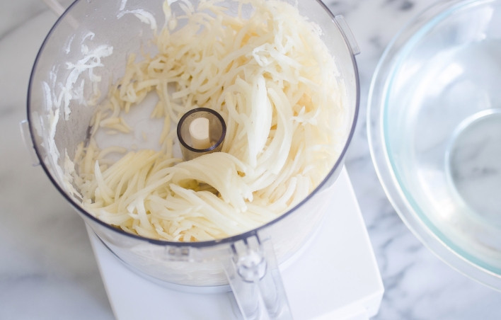 1. Этап. Драники (вариант для ленивых): 2. Натрите на терке или измельчите в комбайне.