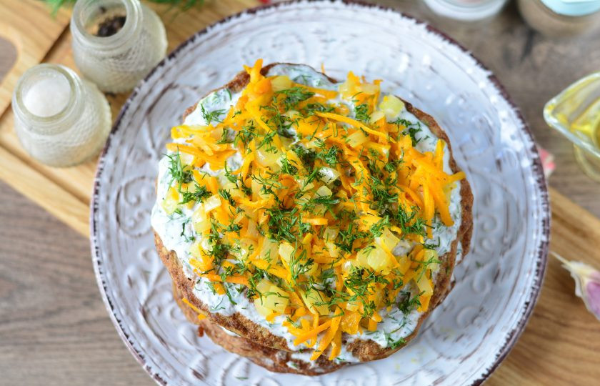 1. Этап. Печеночный торт без майонеза: Подавайте к столу. Приятного аппетита!