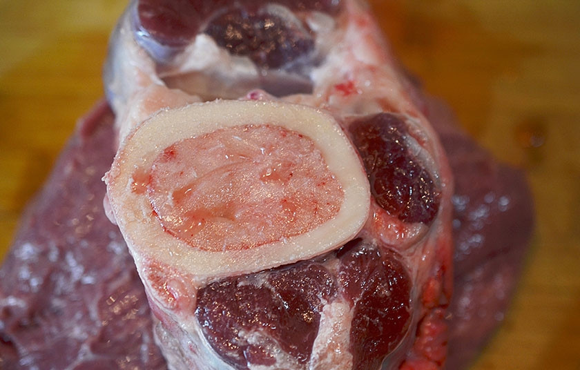 1. Этап. Мясо по-венски (тафельшпиц): 2. Мясо помойте. Мозговая косточка выглядит вот так: она содержится в ногах. И костный мозг из нее нам понадобится для подачи.