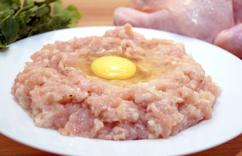 1. Этап. Куриные котлеты без хлеба: 1. Куриные котлеты без хлеба получаются очень нежными и невероятно вкусными. Они подойдут к любому гарниру, и даже дети с удовольствием их скушают. Фарш лучше брать из всех частей курицы, поскольку из филейного куриного фарша они получаются очень сухими. Смешиваем фарш с яйцом, измельченным луком, солью и специями. Больше в фарш ничего не нужно класть.