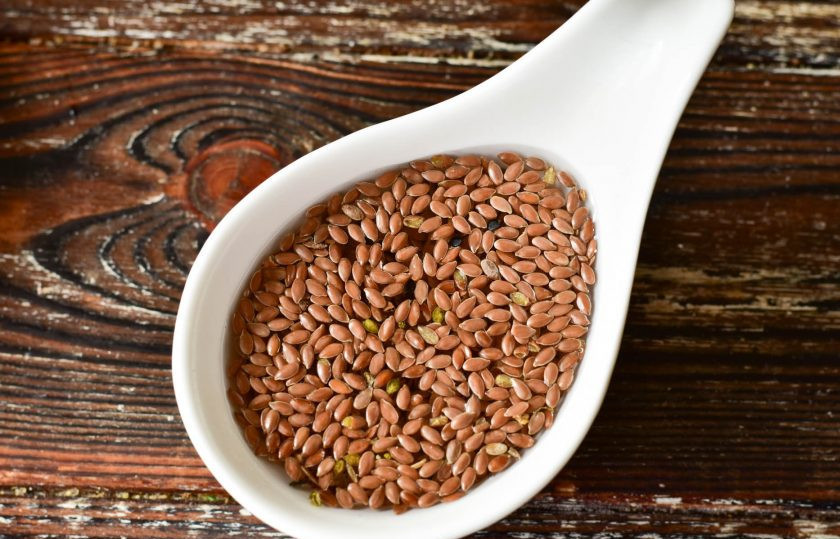 1. Этап. Льняная каша с бананом: Залейте семена льна кипятком. Оставьте их на 10 минут.