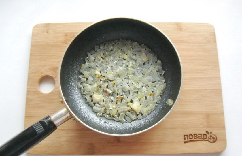 1. Этап. Яичные кюрзе: Налейте подсолнечное масло и поджарьте лук до золотистого цвета.
