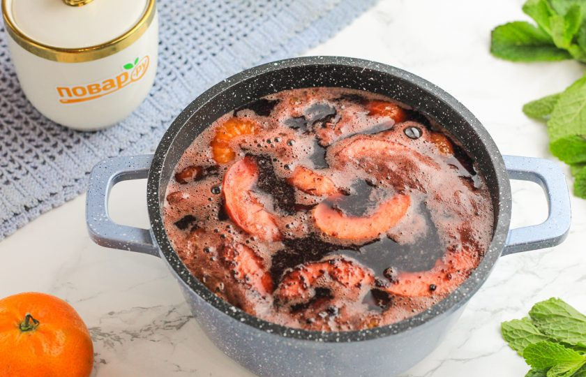 1. Этап. Черный глинтвейн: Влейте вино и слегка прогрейте, но не доводите до кипения. Выключите нагрев и накройте емкость крышкой. Пропарьте 5 минут, чтобы фрукты и специи отдали свой аромат вину.