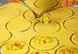 1. Этап. Сочни с яблоками: 2. Яблоки режем мелким кубиком и немного обжарим на сковородке на сливочном масле. Также добавьте к ним сахар. Затем Тесто раскатываем, делаем кружочки и заполняем начинкой со сковородки.