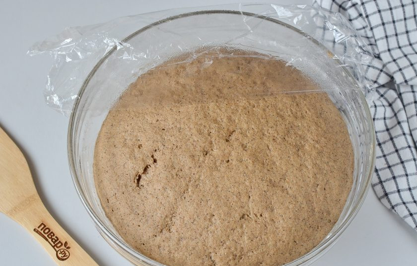 1. Этап. Черный хлеб: За час тесто должно увеличиться в 2-3 раза. Достаньте его, на подпыленном мукой столе замесите снова колобок. Разделите на две части.