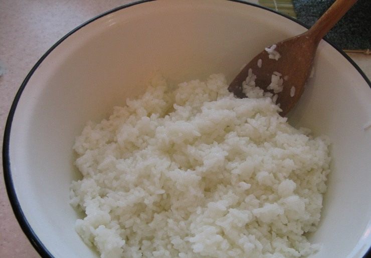 1. Этап. Ролл с лососем: 1. Рис необходим специальный, для суши. Отвариваем его по инструкции, указанной на упаковке, затем добавляем уксус и сахар, аккуратно перемешиваем все, чтобы не подавились рисинки.