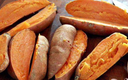 1. Этап. Ньокки из сладкого картофеля с сырным соусом: 1. Выстелить большой противень пергаментной бумагой. Наколоть картофель вилкой. Выложить сладкий картофель на тарелку, готовить в микроволновой печи около 5-6 минут с каждой стороны. Разрезать пополам и охладить.