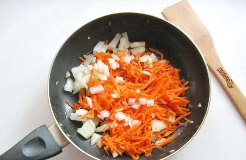 1. Этап. Икра из кабачков по ГОСТу: Морковь и лук очистите, помойте. Лук мелко нарежьте, а морковь натрите на терке. Выложите в сковороду.