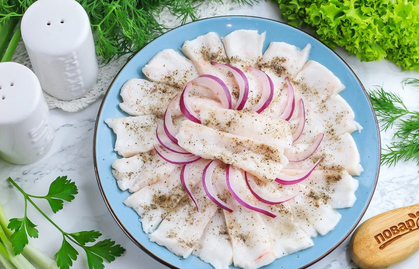 1. Этап. Сало Под водочку: Нарежьте красный лук полукольцами и выложите на сало. Сбрызните все 9% уксусом, попадая и на сало. Поместите тарелку в холодильник на 5-10 минут, чтобы сало промариновалось.