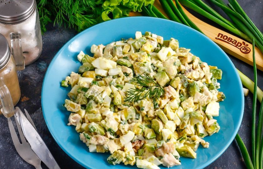 1. Этап. Салат из авокадо с курицей: Выложите приготовленное блюдо на тарелку, украсьте по вкусу и подайте к столу сразу же после приготовления. Заранее салат готовить не нужно.