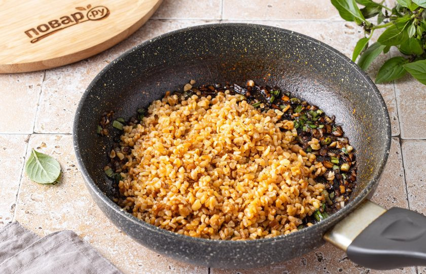 1. Этап. Булгур с соевым соусом: Затем добавьте булгур и все перемешайте.