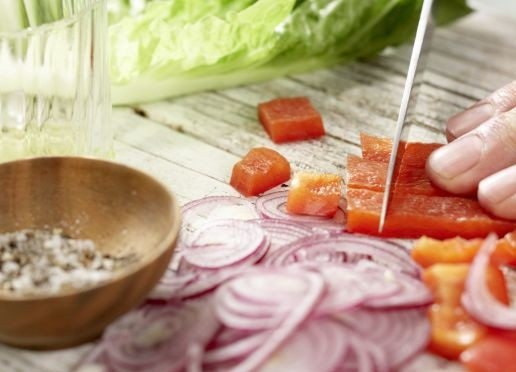 1. Этап. Салат из кальмаров классический: Некрупно нарежьте перец, а лук — тонкими кольцами или полукольцами.