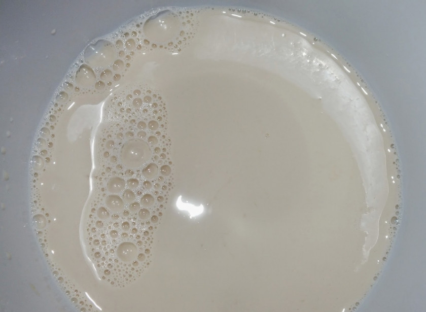 1. Этап. Дрожжевой пирог с повидлом: Начнем с приготовления дрожжевого теста. Разведите в теплом молоке дрожжи, добавьте сахар, соль и ванилин.