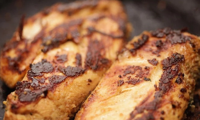 1. Этап. Грудинка куриная: Время запекания составляет около 30 минут. Курицу можно время от времени смазывать оставшимся маринадом.