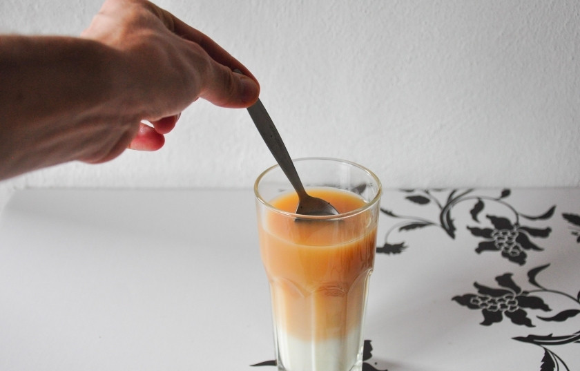 1. Этап. Тайский молочный чай: Подержите заварник в воде 2-3 минуты. Достаньте и размешайте чай.