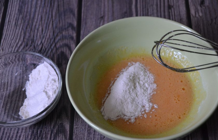 1. Этап. Японские панкейки: Частями вмешайте муку.