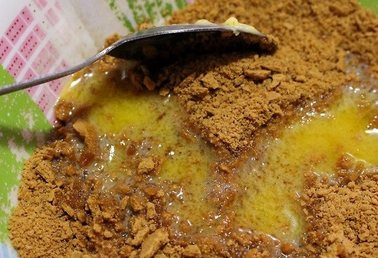 1. Этап. Чизкейк без выпечки с сыром: 2. Добавьте растопленное сливочное масло, тщательно перемешайте. Выложите готовую массу в форму со съемными бортиками, формируя ровное дно и стенки. Отправьте корж в холодильник на полчасика.