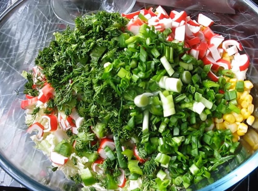 1. Этап. Салат из крабовых палочек и капусты с укропом: Зеленый лук нарежьте некрупными колечками.