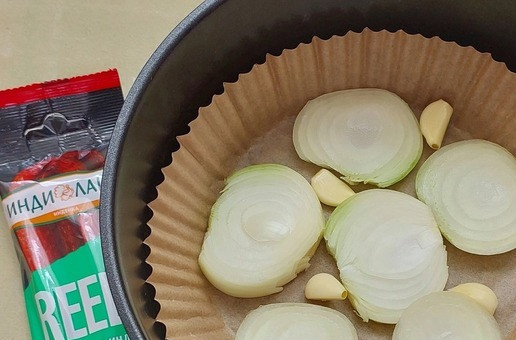 1. Этап. Перечный соус с колбасками Пикник интроверта: Очистить и нарезать лук, чеснок и перец. Крупно порезать и выложить в чашу аэрогриля. В аэрогриле очень удобно запекать небольшой объем овощей: прибор быстро разогревается, быстро остывает и времени на запекание тратится меньше. Готовим 20 минут при Т 170°.