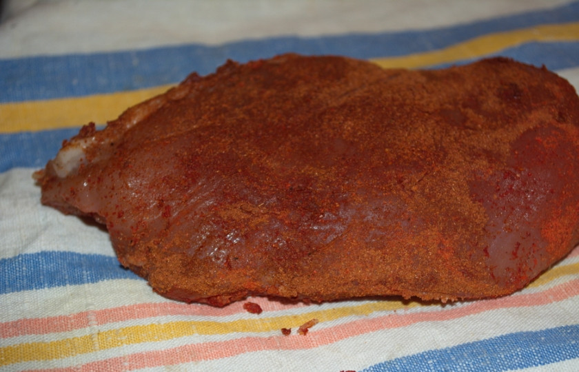 1. Этап. Балык из куриной грудки: Оставьте мясо в емкости с солью и специями на 1 сутки. Емкость с мясом накройте крышкой и поставьте в холодильник на 1 сутки. Через сутки ваше мясо выделит большое количество воды. Само оно уплотнится и существенно 