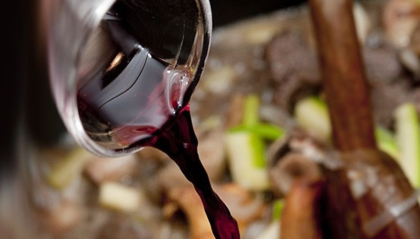 1. Этап. Мясной пирог под слоеным тестом: Вливаем вино и бульон.