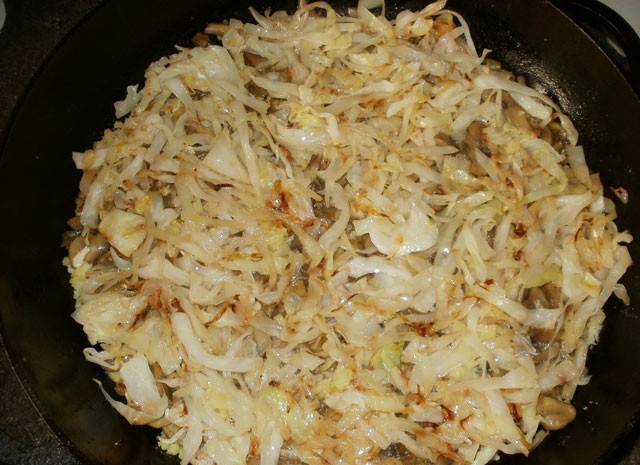 1. Этап. Картофельная запеканка с капустой в духовке: Потом — капусту.