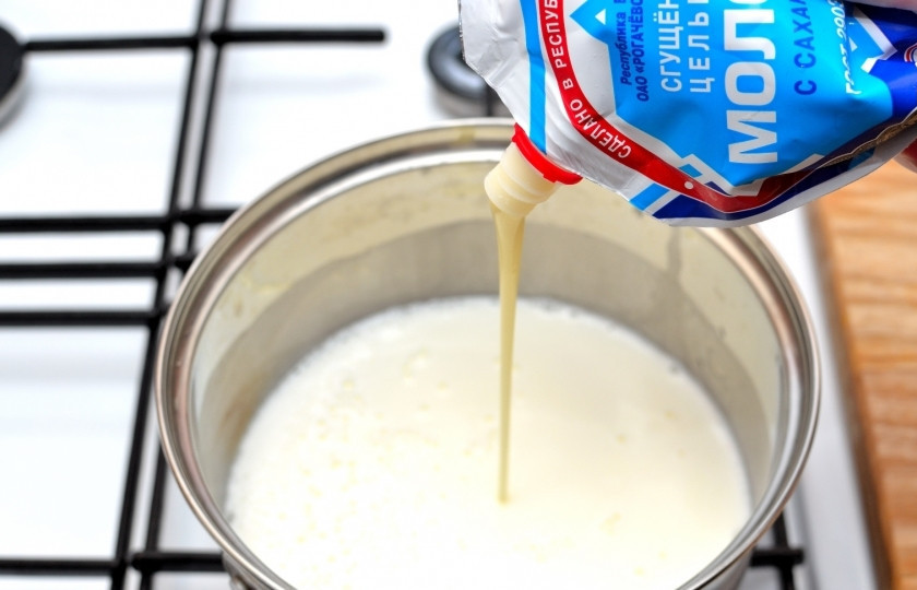 1. Этап. Кулфи: Вылейте молоко в глубокую кастрюлю. Доведите до кипения. Добавьте сгущённого молока.