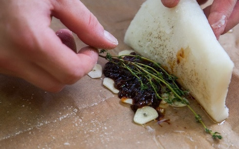 1. Этап. Запеченный палтус: 3. Филе палтуса посолите и поперчите по вкусу. Выложите веточку тимьяна на пергамент и сверху рыбку.