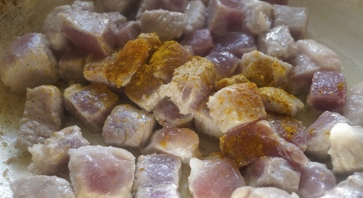 1. Этап. Рагу со свининой в духовке: Обжарьте мясо до золотистого цвета в масле, добавив карри и соль.