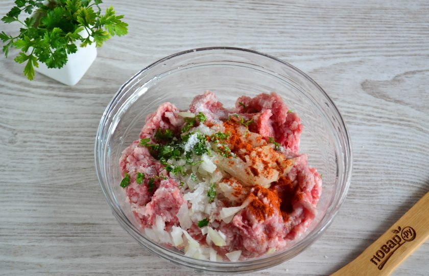 1. Этап. Ленивые пельмени на сковороде: Тем временем подготовьте начинку для пельменей. Мелко нарежьте половину луковицы и добавьте к фаршу. У меня фарш готовый, потому я лук резала, но если вы сами делаете фарш с помощью мясорубки, то лук также пропустите через нее. Также добавьте к фаршу соль, специи, можно добавить мелко нарезанную зелень.