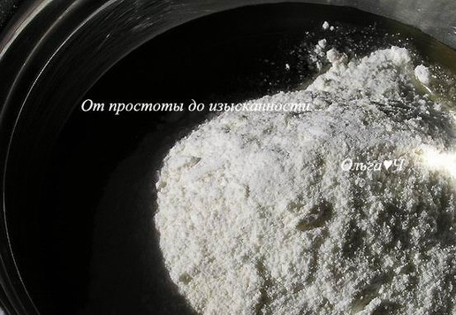 1. Этап. Постный манник с виноградом: Добавьте муку, смешанную с манкой, содой и ванилином.