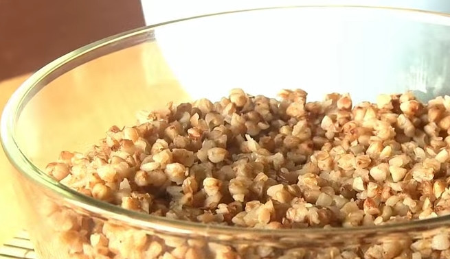 1. Этап. Гречневик с творогом: 1. Отварите гречку до готовности.