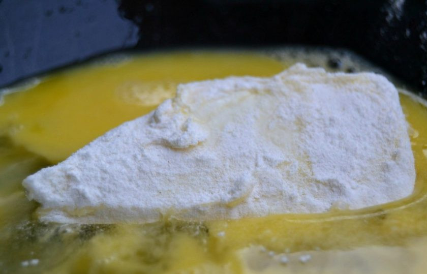 1. Этап. Жареная моцарелла: 6. Снова отправьте сыр в яичную смесь.