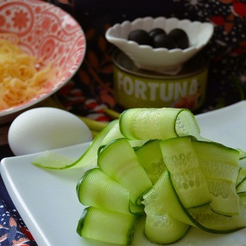 1. Этап. Салат-закуска Рождественская ёлочка: Огурец нарезать тонкими слайсами - 10 шт., слегка посолить, уйдёт лишний сок.