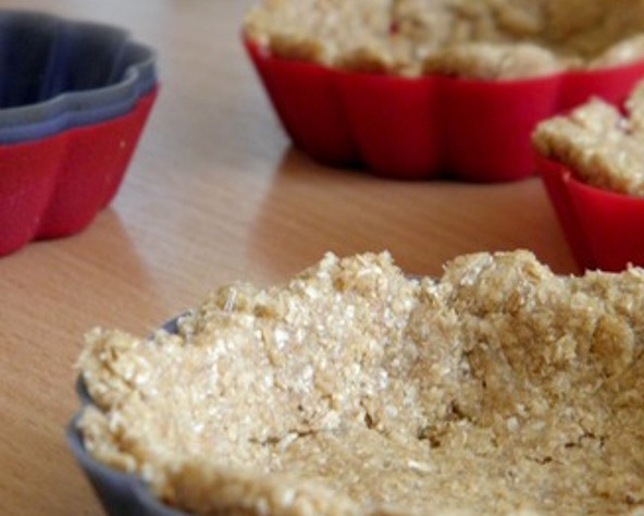 1. Этап. Мусс из вишни: Добавьте овсяные отруби, щепотку корицы и вымесите тесто. Уберите его на 20 минут в холодильник, затем сформируйте из него корзинки и выпеките в духовке при 180 градусах в течение получаса.