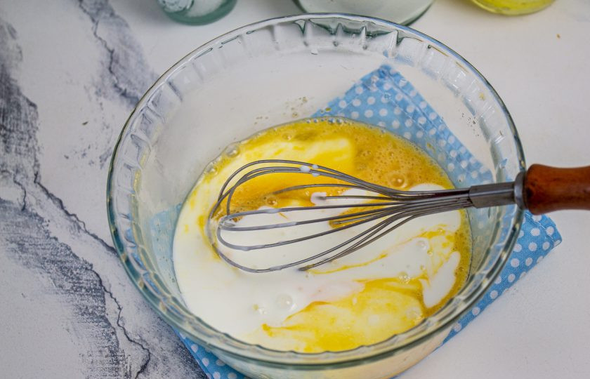 1. Этап. Ванильные оладьи: Влейте теплый кефир, перемешайте.