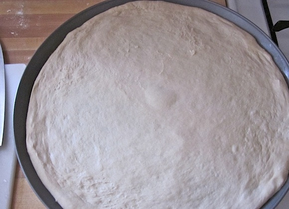 1. Этап. Пицца к завтраку: 2. Равномерно растяните тесто по форме.