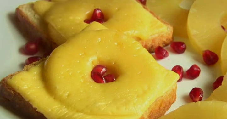 1. Этап. Бутерброды с сыром и ананасами: 6. Вот и всё! Подавайте бутерброды горячими.