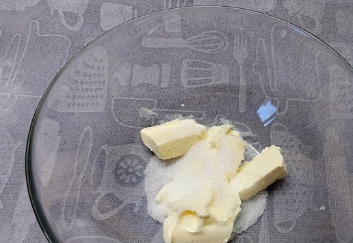 1. Этап. Шоколадные мини-вафли с кремом-чиз: В масло всыпать сахар.