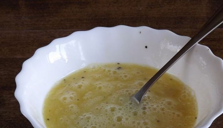 1. Этап. Запеканка овощная с сыром: В глубокую тарелку, миску или пиалу вбейте сырые куриные яйца. Добавьте к ним соли и перец, тщательно взбейте яйца до однородной массы при помощи вилки или венчика.