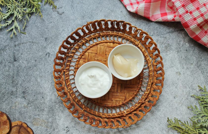 1. Этап. Салат с физалисом: Смешайте сметану с медом, заправьте салат и подавайте к столу.