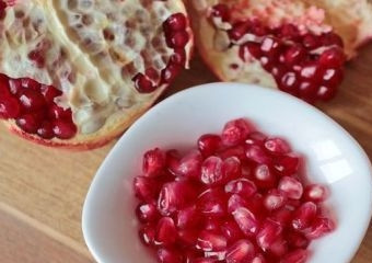 1. Этап. Салат с креветками и гранатом: Нам нужны зерна половины граната. Отделяем их от кожуры.