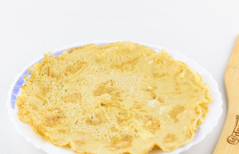 1. Этап. Салат Киото: Сковороду смажьте оливковым маслом и приготовьте омлет-блинчик, обжаривая с двух сторон.