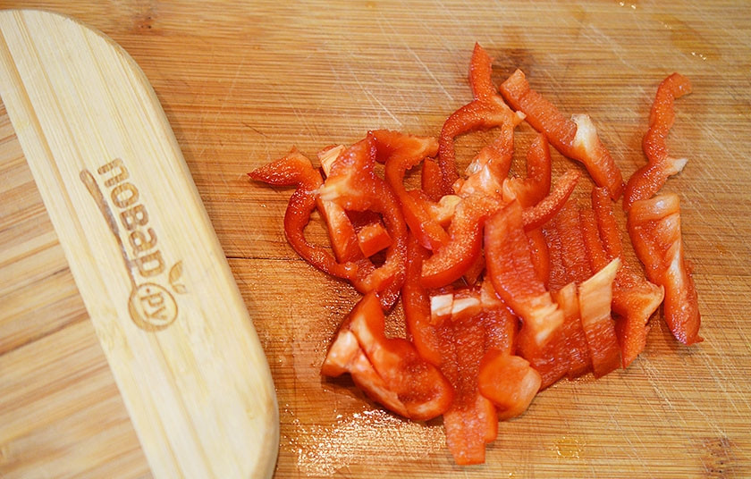 1. Этап. Фриттата с брокколи и сладким перцем: 2. Перец нарежьте соломкой.