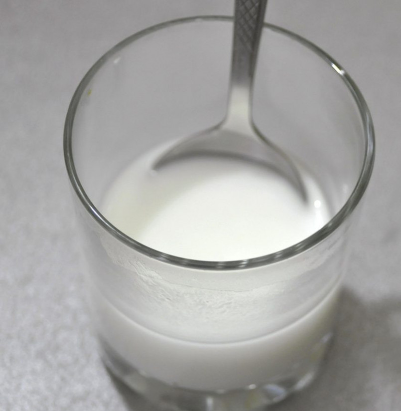 1. Этап. Рижский хлеб по ГОСТу: За 5 минут до окончания выпекания приготовьте киселек из половины столовой ложки крахмала и половины стакана воды.